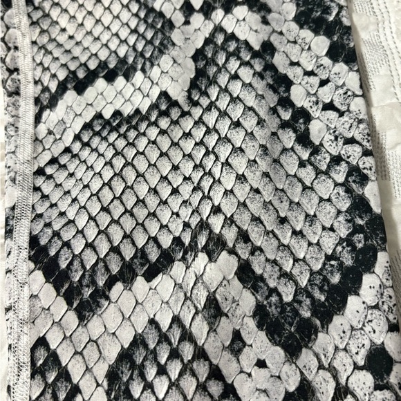 Varley High Waist Chic White and Gray Snake Print Fabric Leggings. Size M - Picture 8 of 13